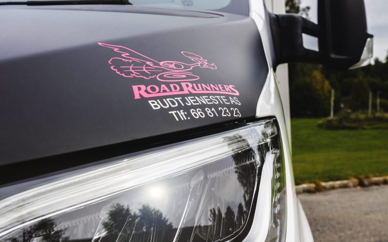 Fronten av en budbil med logoen til Road Runners over lyset.