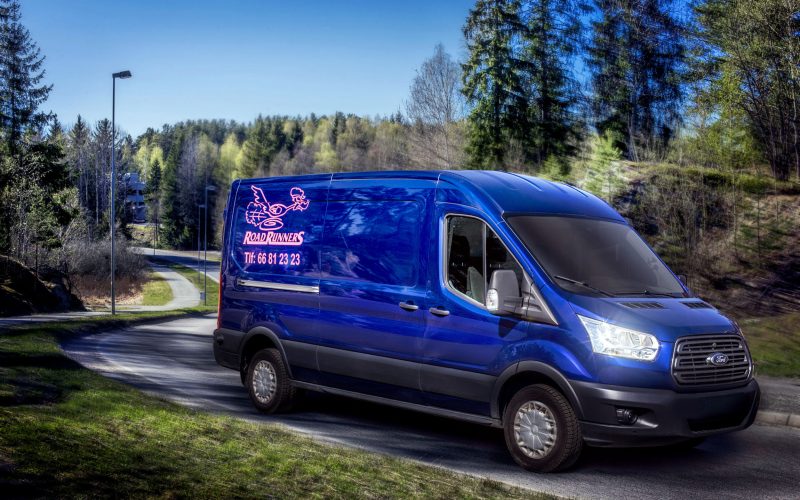 En gammel blå budbil med logoen til Road Runners.