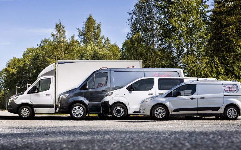 4 Av budbilene til Road Runners som er stilt etter hverandre.